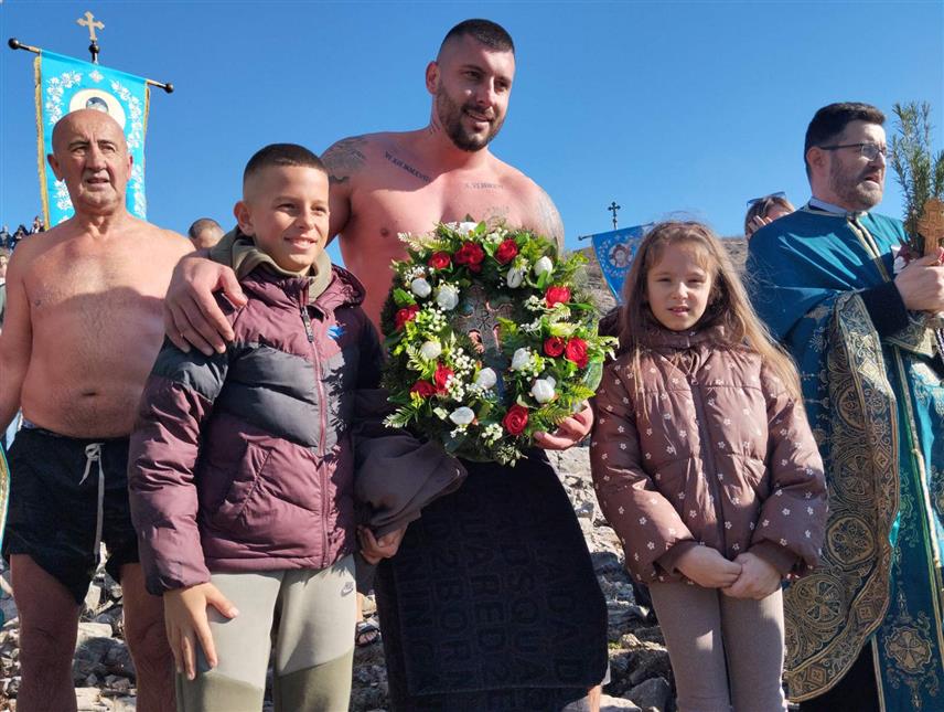 БИЛЕЋА, 19. ЈАНУАРА /СРНА/ - Билећанин Срђан Леро побједник је богојављенског пливања за Часни крст на Билећком језеру, у коме је учествовало око 40 пливача. У богојављенском пливању на Билећком језеру ове године учествовале су и двије дјевојке и два дванаестогодишњака.