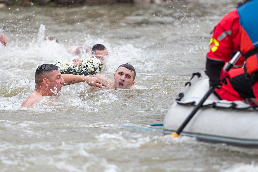 ПРЊАВОР, 19. ЈАНУАРА /СРНА/ - Ђорђе Гаврић из Штрбаца трећу годину заредом побједник је пливања за Часни крст у ријеци Укрини у Палачковцима, у којем је учествовало 12 пливача.