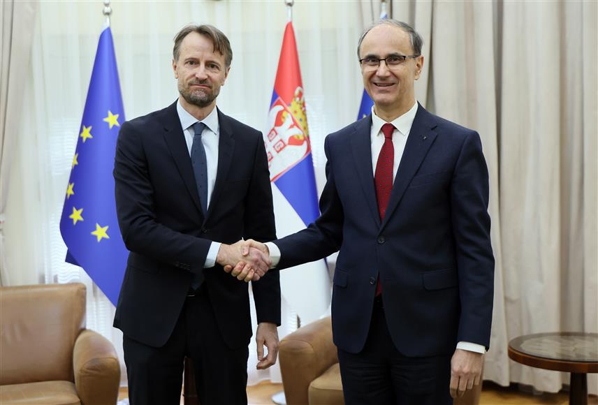 БЕОГРАД, 19. ЈАНУАРА /СРНА/ - Премијер Србије Ђуро Мацут разговарао је данас са шефом Делегације ЕУ у Србији Андреасом фон Бекератом.