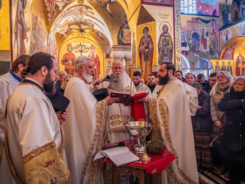 ПОДГОРИЦА, 19. ЈАНУАРА /СРНА/ - Његово високопреосвештенство митрополит црногорско-приморски Јоаникије изјавио је да се освештањем воде на Богојављење свједочи да је Господ дошао да освјешта човјека, природу и цијели свијет.
