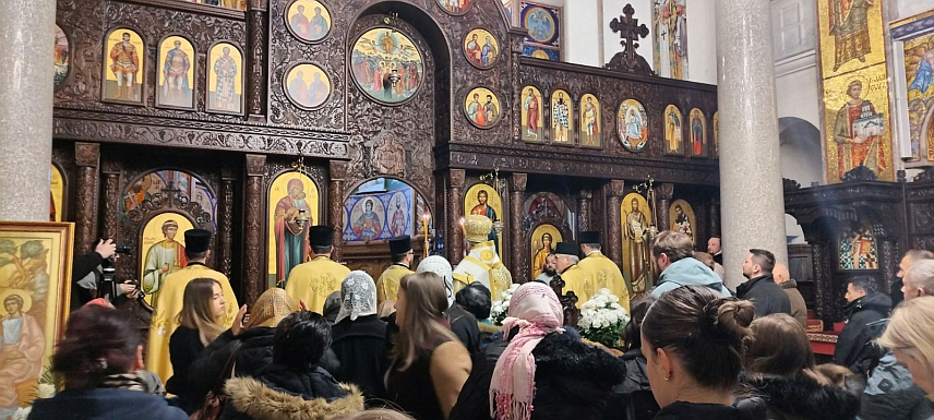 БАЊАЛУКА, 19. ЈАНУАРА /СРНА/ - Његово преосвештенство eпископ марчански Сава, уз саслужење свештеника Епархије бањалучке, служи у Саборном храму Христа Спаситеља у Бањалуци Свету архијерејску литургију, поводом великог хришћанског празника - Богојављења.