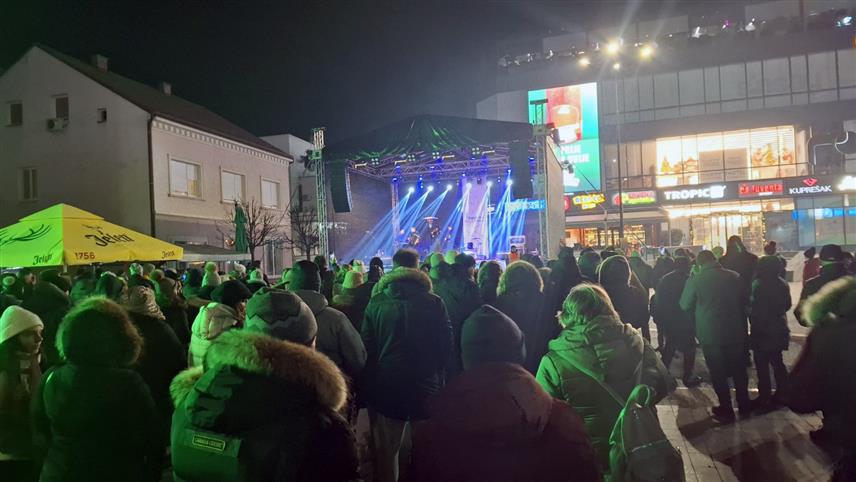 ПРИЈЕДОР, 1. ЈАНУАРА /СРНА/ - Приједорчани су нову 2026. годину дочекали на Тргу мајора Зорана Карлице уз наступ локалних музичара и ватромет.