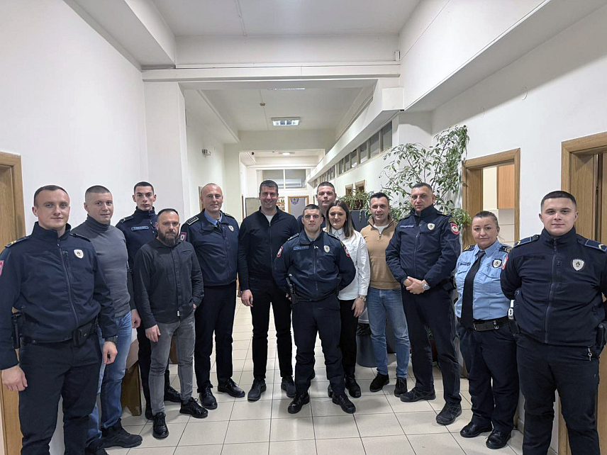 ИСТОЧНО НОВО САРАЈЕВО, 1. ЈАНУАРА /СРНА/ - Начелник општине Источно Ново Сарајево Јован Катић посјетио је током новогодишње ноћи дежурне службе које брину о безбједности и здрављу грађана, те им захвалио за бригу и посвећеност.