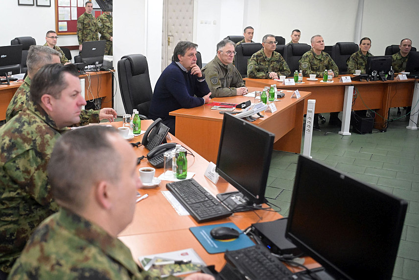 БЕОГРАД, 1. ЈАНУАРА /СРНА/ - Министар одбране Србије Братислав Гашић и начелник Генералштаба Војске Србије генерал Милан Мојсиловић посјетили су данас Оперативни центар система одбране, гдје су се увјерили да припадници Војске Србије професионално и одговорно извршавају повјерене задатке.