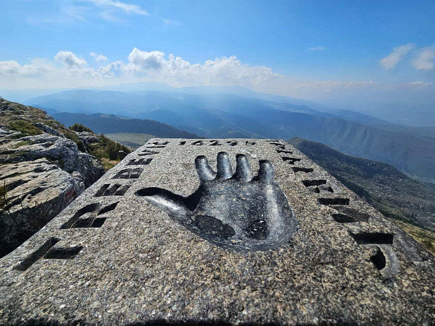 ИСТОЧНИ СТАРИ ГРАД, 1. ЈАНУАРА /СРНА/ - На Требевићу налази велики број туристичких атракција, које могу ову планину довести до најпожељније дестинације Града Источно Сарајево, захваљујући прелијепим видиковцима, пећинама, стазама здравља, фератама, клисурама Паљанске Миљацке, шетњи ускотрачном пругом /бициклистичка стаза/ и висећим мостовима.
