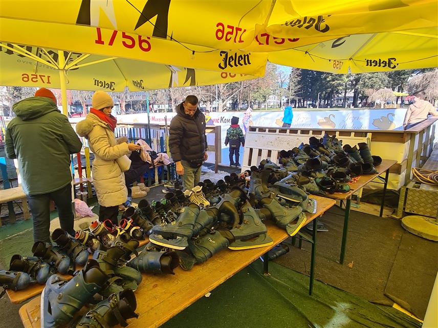 ДОБОЈ, 1. ЈАНУАРА /СРНА/ - Сунчано вријеме у Парку народних хероја у Добоју иде на руку старијим суграђанима да демонстрирају вјештине у уличном шаху, а млађима на отвореном клизалишту.