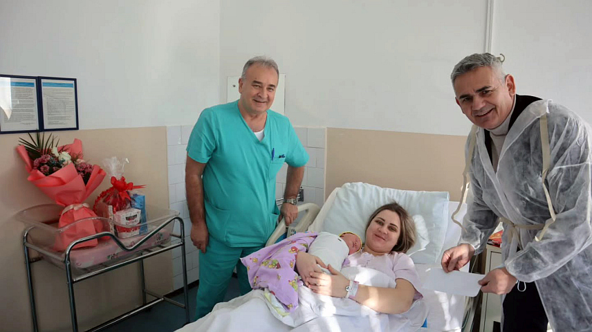 БРЧКО, 1. ЈАНУАРА /СРНА/ - Градоначелник Брчко дистрикта Синиша Милић даривао је прву бебу рођену у овом граду у 2026. години.