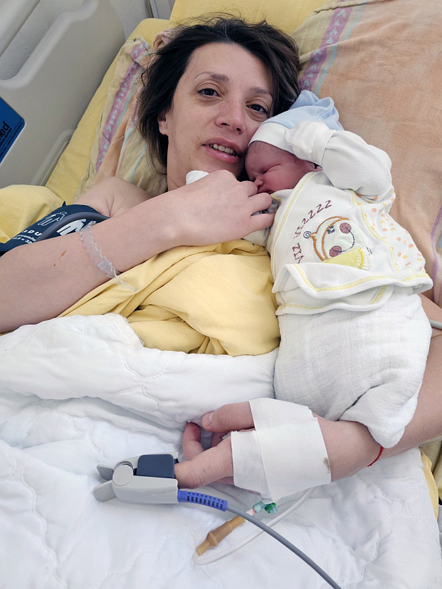 ГРАЧАНИЦА, 1. ЈАНУАРА /СРНА/ - Одбор за помоћ Косову и Метохији из Бањалуке даровао је данас 500 евра прворођеној беби у Грачаници, а у току дана очекују рођење још двије бебе у Пасјану и Косовској Митровици којима ће, такође, поклонити по 500 евра.
