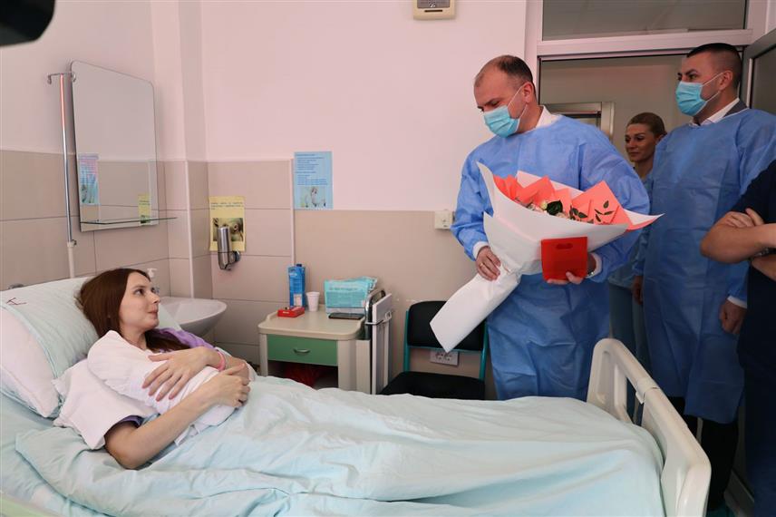 ЗВОРНИК, 1. ЈАНУАРА /СРНА/ - Градоначелник Зворника Бојан Ивановић даривао је данас златником прву бебу рођену у 2026. години у породилишту зворничке Болнице.