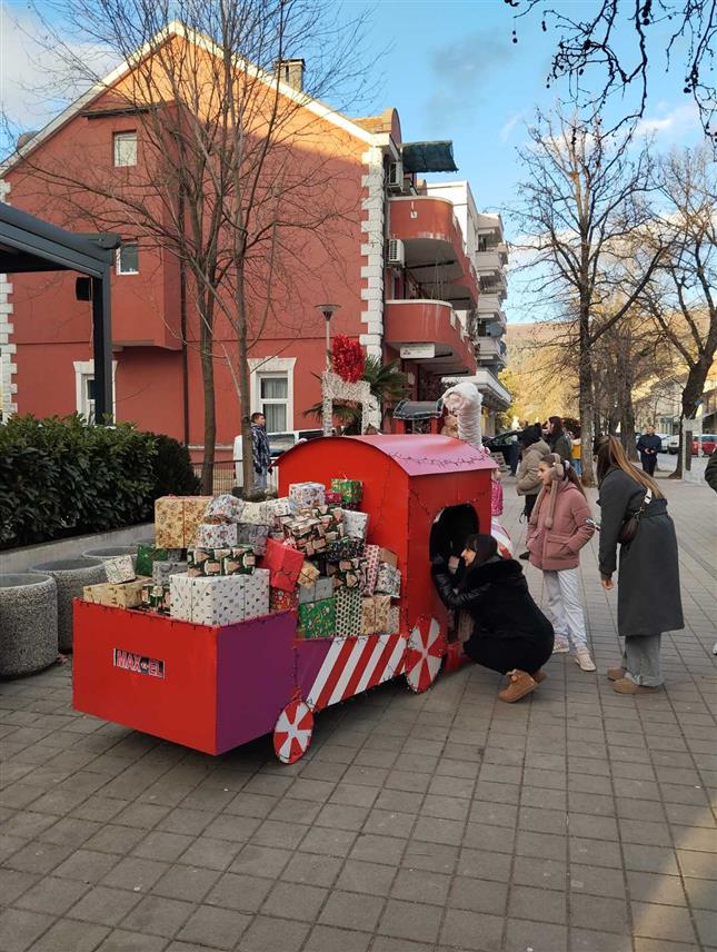 БИЛЕЋА, 1. ЈАНУАРА /СРНА/ - У Билећи је данас почела дводневна манифестација "Божићна бајка" која је окупила бројну дјецу и становнике ове херцеговачке општине , који су присуствовали богатом забавном програму.