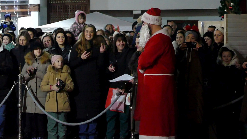 ВИШЕГРАД, 1. ЈАНУАРА /СРНА/ – У Андрићграду је почела традиционална манифестација "Зимски дани Вишеграда", која је свечано отворена наступом малишана из обданишта "Невен" и ученика Основне школе "Вук Караџић", доласком Дједа Мраза и богатим празничним програмом за најмлађе.