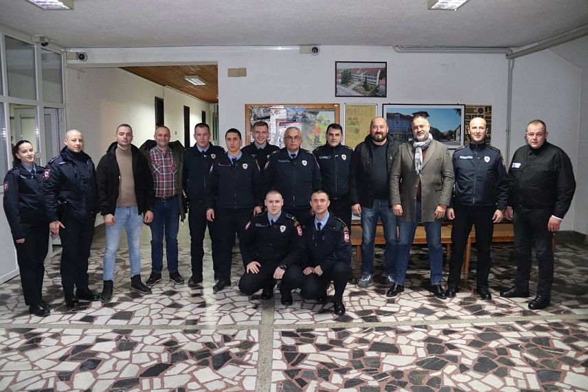 ДЕРВЕНТА, 1. ЈАНУАРА /СРНА/ - Градоначелник Дервенте Игор Жунић је током новогдишње ноћи посјетио дежурне љекаре и медицинско особље Хитне помоћи Дома здравља, Геронотолошког центра, припаднике Територијално ватрогасно-спасилачке јединице и Полицијске станице.