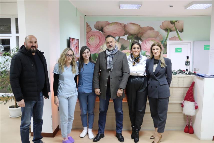 ДЕРВЕНТА, 1. ЈАНУАРА /СРНА/ - Градоначелник Дервенте Игор Жунић је током новогдишње ноћи посјетио дежурне љекаре и медицинско особље Хитне помоћи Дома здравља, Геронотолошког центра, припаднике Територијално ватрогасно-спасилачке јединице и Полицијске станице.