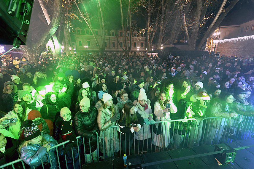 ТРЕБИЊЕ, 1. ЈАНУАРА /СРНА/ - Бројни Требињци и гости из региона дочекали су Нову годину у башти хотела "Платани", уз наступ Раде Манојловић.