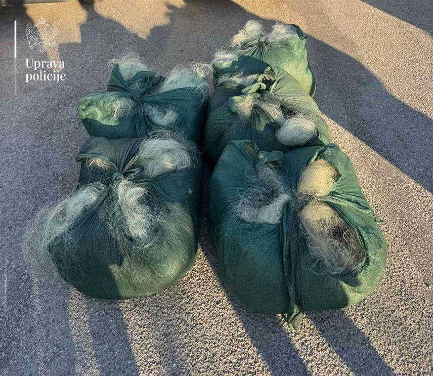 ПОДГОРИЦА, 20. ЈАНУАРА /СРНА/ - Црногорска полиција ухапсила је у мјесту Врањ, општина Tузи, седамнаестогодишњака, који је у возилу без регистарских ознака превозио 150 килограма дувана.