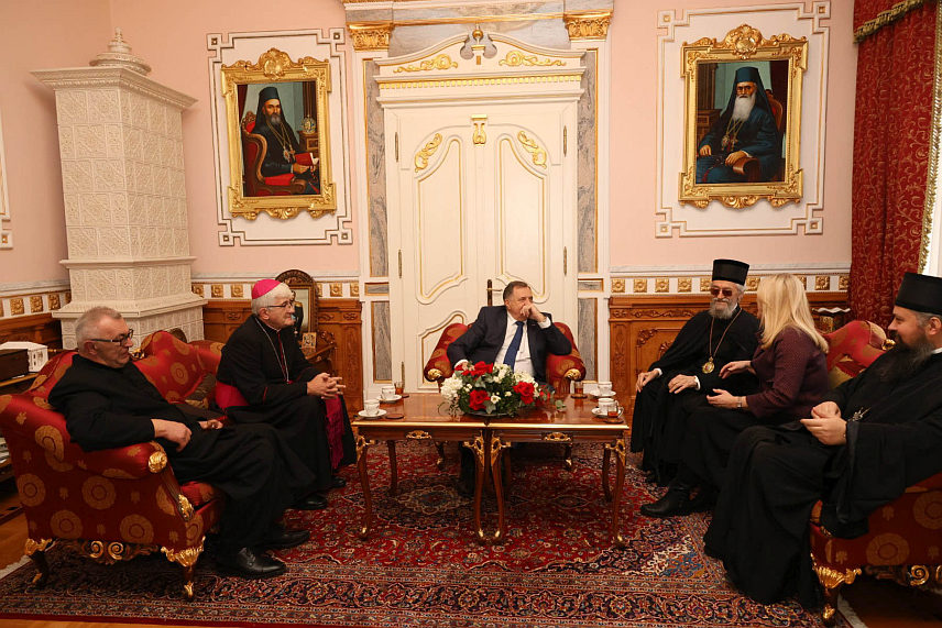 БАЊАЛУКА, 20. ЈАНУАРА /СРНА/ - Српски члан Предсједништва БиХ Жељка Цвијановић и лидер СНСД-а Милорад Додик присуствују у Бањалуци прослави Јовањдана, крсне славе Његовог високогпреосвештенства митрополита бањалучког Јефрема.