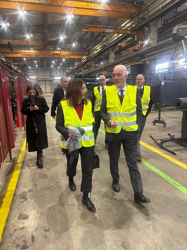 ЛАКТАШИ, 20. ЈАНУАРА /СРНА/ - Амбасадор Италије у БиХ Сара Ети Кастелани посјетила је данас производне погоне италијанске компаније "ПМП" у Градишци и Лакташима, гдје је недавно отворена ливница у коју је инвестирано више од 35 милиона евра.