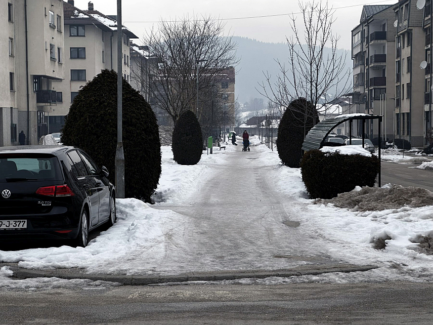 ПАЛЕ, 21. ЈАНУАРА /СРНА/ - Улице и тротоари на Палама, које је препуно туриста, ових дана више личе на клизалишта него на безбједне пјешачке стазе, а због леда и слабијих посипања, кретање је изузетно отежано, па су грађани свакодневно у ризику од пада и повреде.