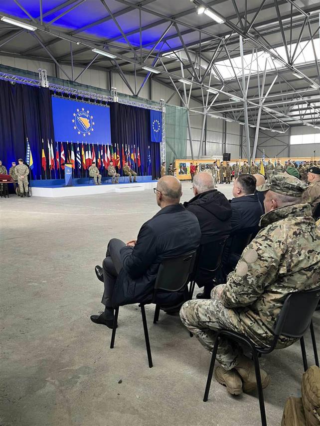 САРАЈЕВО, 21. ЈАНУАРА /СРНА/ - Министар унутрашњих послова Републике Српске Жељко Будимир присуствовао је данас свечаности у бази ЕУФОР-а у сарајевском насељу Бутмир, на којој је генерал-мајор Оружаних снага Румуније Флорин Маријан Барбу предао дужност команданта ЕУФОР-а генерал-мајору Оружаних снага Италије Маурицију Фронди.