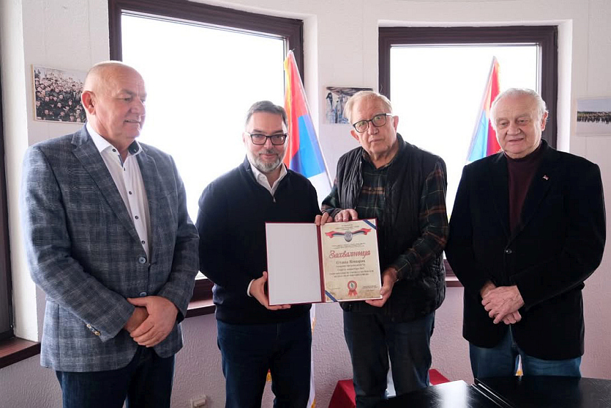 ПАЛЕ, 21. ЈАНУАРА /СРНА/ - Асоцијација "Ствараоци Републике Српске" данас је уручила захвалницу замјенику предсједавајуће Савјета министара Сташи Кошарцу за подршку и помоћ изградњи и отварању спомен-обиљежја Ствараоцима и браниоцима Републике Српске у комплексу Малог дома на Палама.