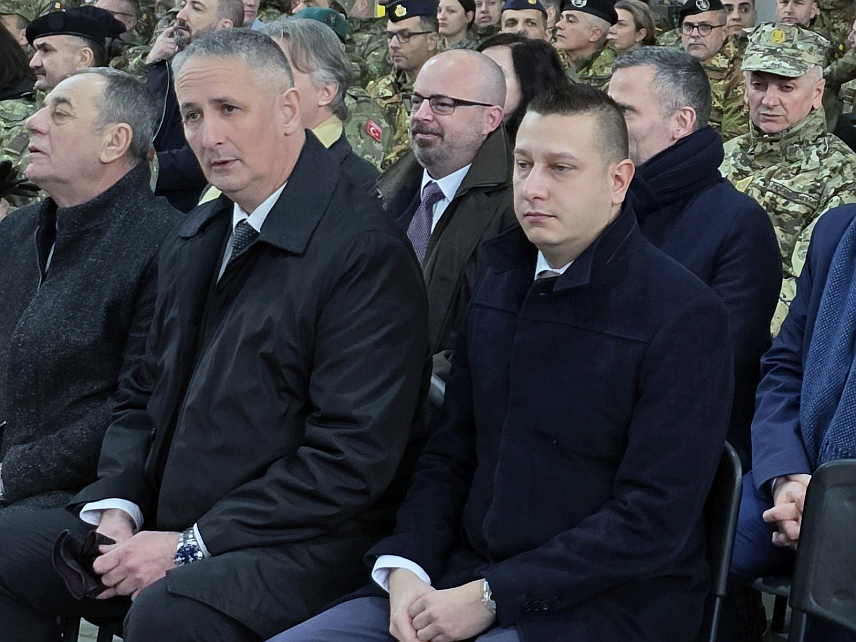 САРАЈЕВО, 21. ЈАНУАРА /СРНА/ - Замјеник министра одбране у Савјету министара Александар Гогановић је данас у Сарајеву присуствовао свечаности у бази Еуфора, у сарајевском насељу Бутмир, на којој је генерал-мајор Оружаних снага Румуније Флорин Маријан Барбу предао дужност команданта Еуфора генерал-мајору Оружаних снага Италије Маурицију Фронди.