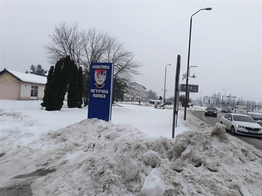 ИСТОЧНА ИЛИЏА, 21. ЈАНУАРА /СРНА/ – Обилне сњежне падавине у Источној Илиџи и након што су престале прије више од двије седмице и даље отежавају функционисање општине, јер су њени бројни дијелови још непроходни, тротоари под ледом и снијегом, чиме је безбједност пјешака озбиљно угрожена.