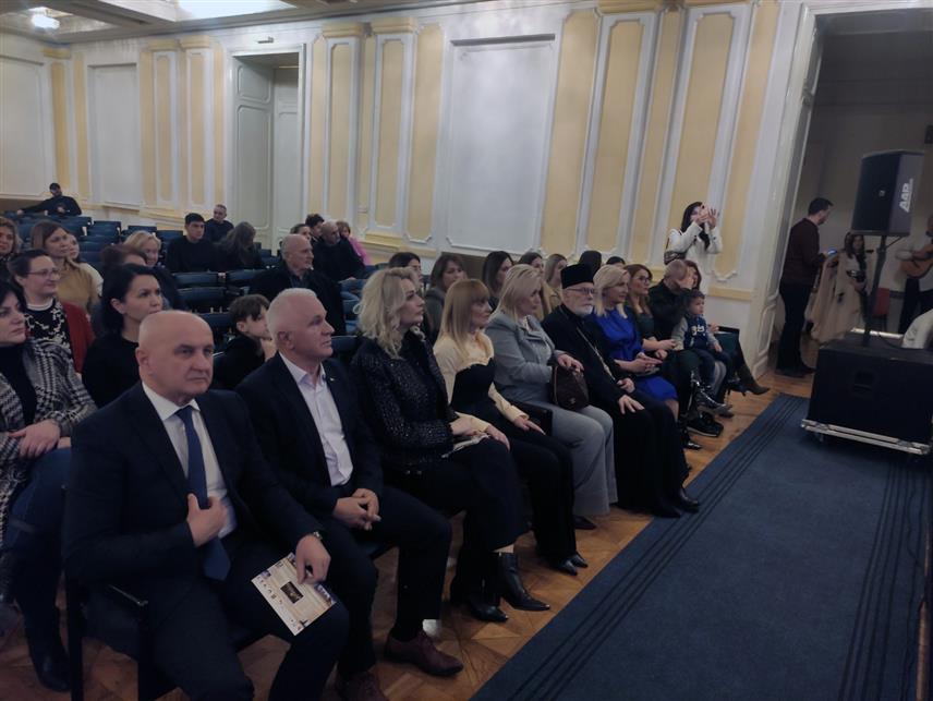 БАЊАЛУКА, 21. ЈАНУАРА /СРНА/ - У Бањалуци је вечерас одржана хуманитарна манифестација "Први светосавски сабор - Пјесме са Косова и Метохије кроз Републику Српску" чији је приход намијењен за изградњу Дома српске омладине у Косовском Поморављу.