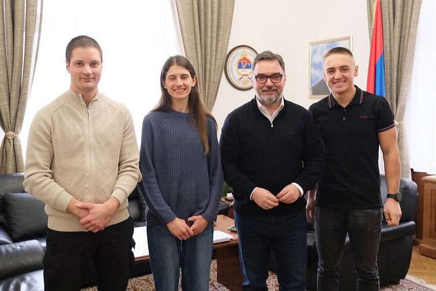 САРАЈЕВО, 21. ЈАНУАРА /СРНА/ - Замјеник предсједавајуће Савјета министара Сташа Кошарац угостио је у свом кабинету младе спортисте са Пала Теодору Делипару, Страхињу Ерића и Марка Шљивића, који ће учествовати на предстојећим Зимским олимпијским играма у Италији.