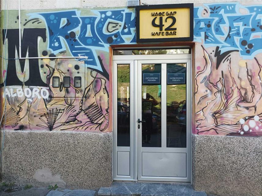 СРЕБРЕНИЦА, 22. ЈАНУАРА /СРНА/ - У Сребреници се од завршетка рата трећи пут мијењају називи улица, а пажњу је изазвала једна сатирична табла са натписом "Улица затворених пекара" за коју су неки Сребреничани помислили да је то стваран назив, будући да је у њој протеклих деценија 10 пута отварана и затварана нека пекара.