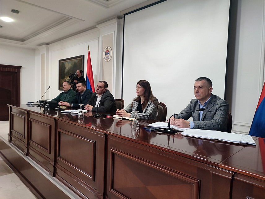 БАЊАЛУКА, 22. ЈАНУАРА /СРНА/ - Министарство пољопривреде, шумарства и водопривреде Републике Српске настојаће да увећа подстицаје за ову годину, за шта ће бити потребно урадити реалокацију средства у оквиру аграрног буџета који је остао на нивоу прошлогодишњег у износу од 180 милиона КМ, речено је данас у Бањалуци након састанка представника Министарства са пољопривредницима.