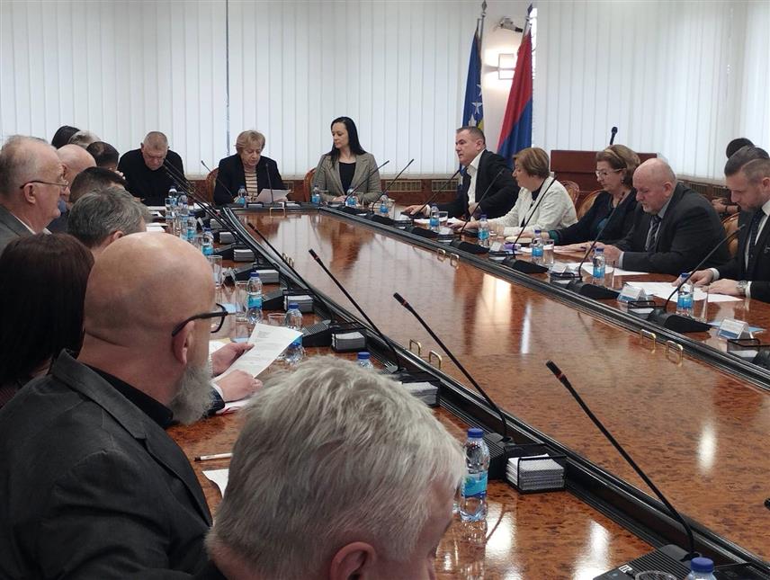 БАЊАЛУКА, 22. ЈАНУАРА /СРНА/ - Закон о измјени Закона о стварним правима биће упућен Заједничкој комисији Народне скупштине и Вијећа народа Републике Српске јер на данашњој сједници Вијећа није постигнута сагласност