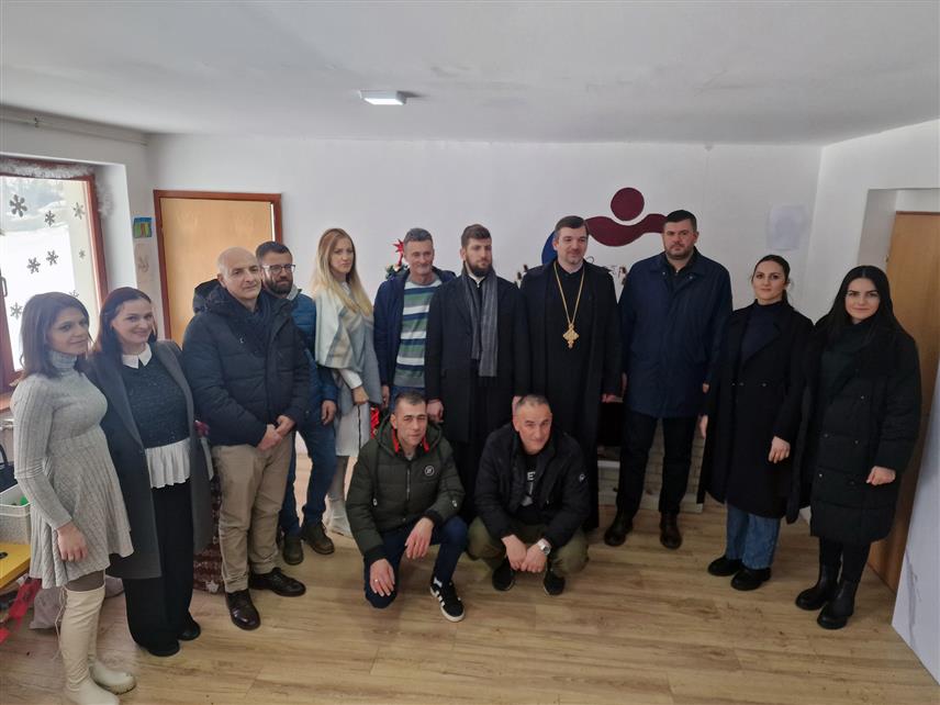 ТРНОВО, 22. ЈАНУАРА /СРНА/ – Удружењу родитеља, дјеце и омладине са посебним потребама "Загрљај" из Источног Сарајева уручен је специјализовани "форд" комби, за који су средства обезбиједили парохијани Српске православне цркве Светог Ћирила и Методија из Малмеа у Шведској.