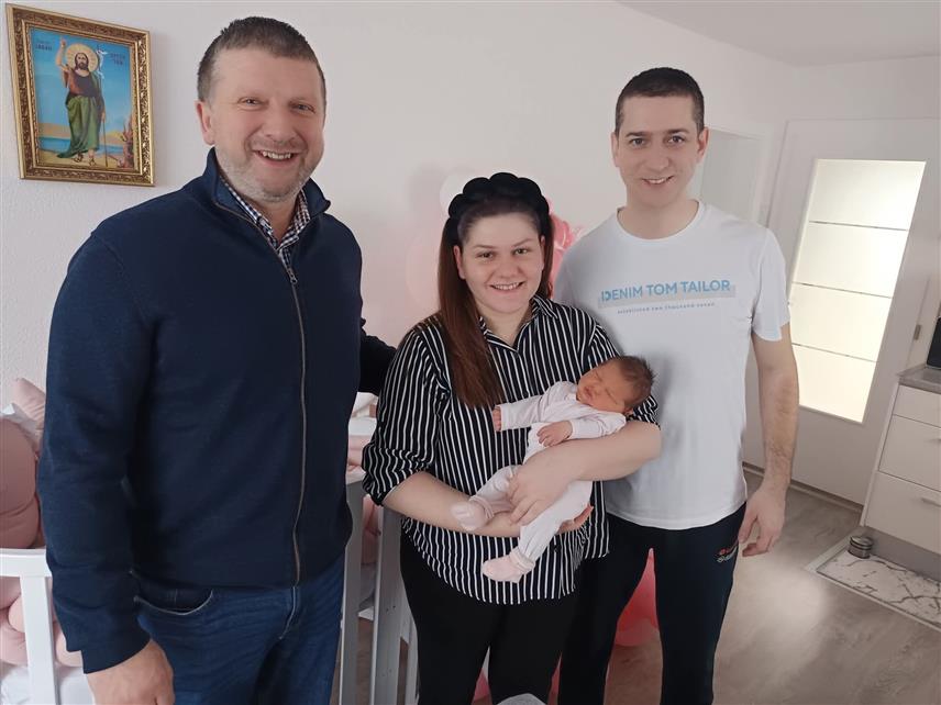 ПЕТРОВО, 22. ЈАНУАРА /СРНА/ - Начелник општине Петрово Озрен Петковић данас је златником даривао прву бебу рођену у овој години Хелену Милојевић.