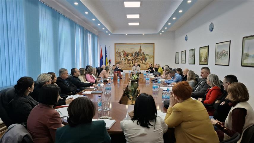 БРОД, 22. ЈАНУАРА /СРНА/ - Начелник Општине Брод Милан Зечевић је данас одржао радни састанак са представницима свих општинских одјељења и одсјека, јавних предузећа и установа.