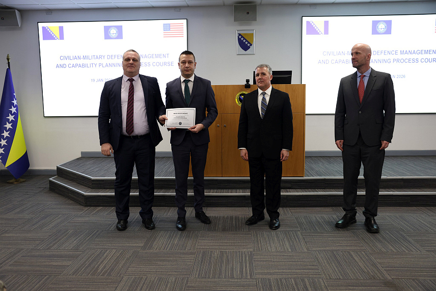 САРАЈЕВО, 23. ЈАНУАРА /СРНА/ - Замјеник министра одбране у Савјету министара Алекандар Гогановић уручио је сертификате полазницима другог из серије стручних курсева Института за управљање безбједношћу /ИСГ/, који је окупио полазнике Министарства одбране и Оружаних снага БиХ.