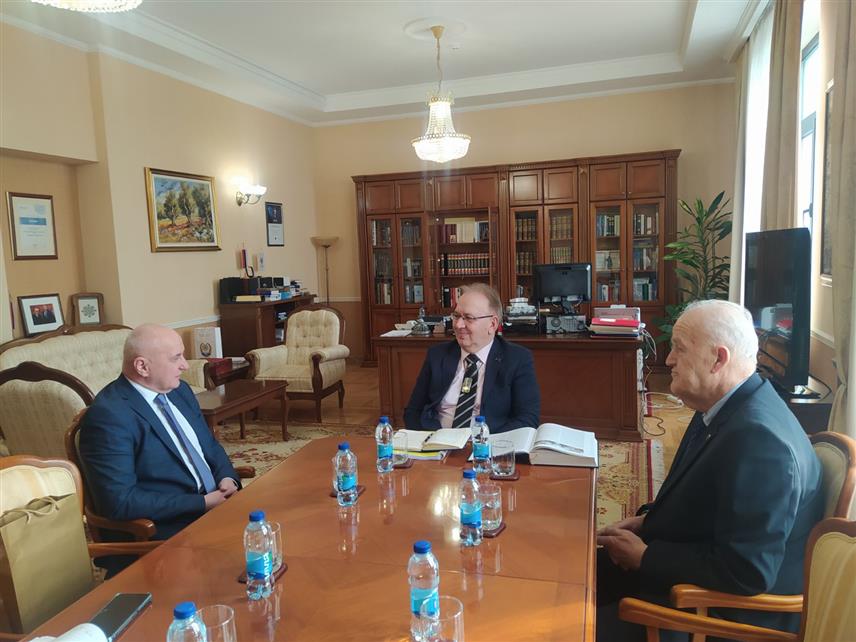 БАЊАЛУКА, 23.ЈАНУАРА /СРНА/ - Предсједник Академије наука и умјетности /АНУРС/ Републике Српске Драгољуб Мирјанић и министар енергетике и рударства Петар Ђокић разговарали су о могућностима сарадње с циљем унапређења институционалног дјеловања и изналажењу најбољих рјешења у стратешки важним активностима за Републику Српску и грађане.