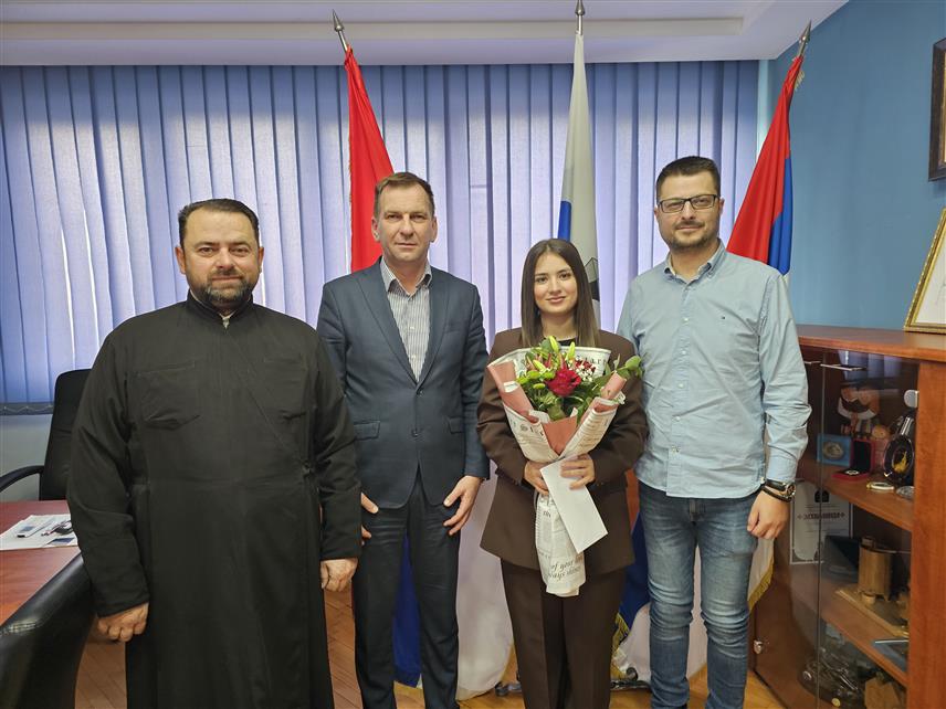 УГЉЕВИК, 23. ЈАНУАРА/СРНА/ - Начелник општине Угљевик Драган Гајић наградио је Јовану Кршић која је прва допливала до Часног крста у језеру Бусија на Мајевици.