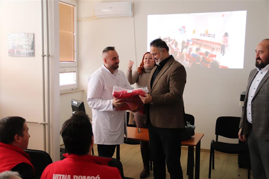 ДЕРВЕНТА, 23. ЈАНУАРА /СРНА/ - Градоначелник Дервенте Игор Жунић данас је обишао просторије Службе хитне медицинске помоћи Дома здравља, које су у реконструкцији и радницима донирао нове униформе.