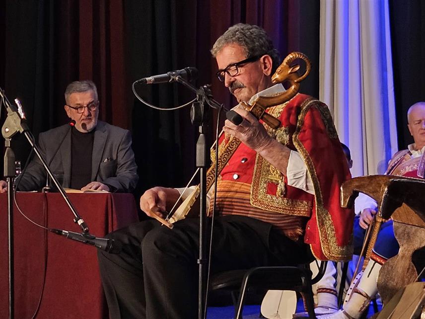 ПАЛЕ, 23. ЈАНУАРА /СРНА/ - Гусларско друштво "Старина Новак" са Пала организовало је гусларско вече посвећено преминулом члану Друштва и једном од оснивача Влајку Работи.