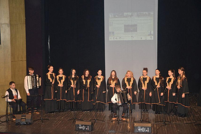 ПРИЈЕДОР, 23. ЈАНУАРА / СРНА/ - У Приједору је вечерас одржан "Светосавски сабор" на којем су наступили група "Каменички бисери" из Косовске Каменице и приједорског Удружења за очување традиције с циљем прикупљања средстава за изградњу Дома српске омладине у Косовском Поморављу.