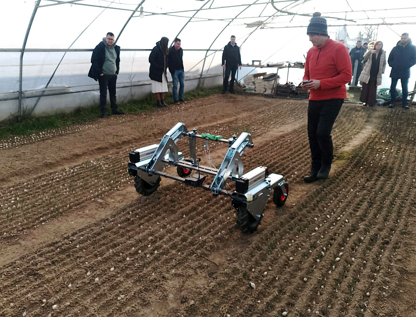 НОВИ ГРАД, 23. ЈАНУАРА /СРНА/ - У Приједору је данас представљен пројекат "Био тек" /BIO TEC/ развијање и израда пилот рјешења аутономног носача алата за одрживу и биоинтензивну производњу поврћа.