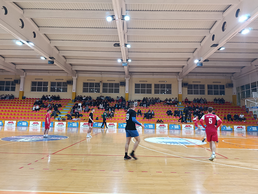 МРКОЊИЋ ГРАД, 23. ЈАНУАРА /СРНА/ - У Мркоњић Граду вечерас је почео турнир у малом фудбалу који се одржава у оквиру обиљежавања Дана општине – 4. фебруара, а окупио је 81 екипу из Републике Српске и Федерације БиХ.