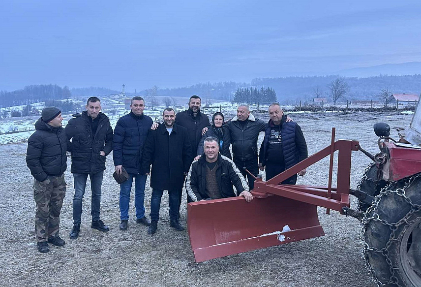 БИЈЕЉИНА, 24. ЈАНУАРА /СРНА/ - Републичка странка Српске /РСС/ испоштовала је захтјев становника села Трново код Шековића и донирала им грталицу за снијег.