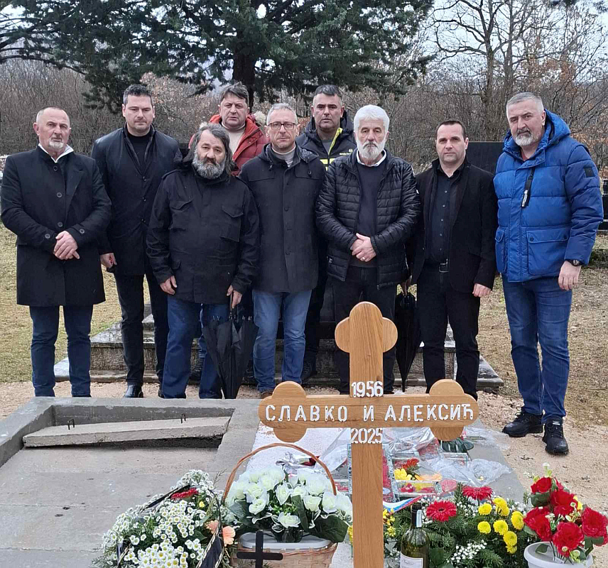 БАЊАЛУКА/БИЛЕЋА, 24. ЈАНУАРА /СРНА/ - Помен војводи Славку Алексићу у селу Богдашићи код Билеће којем су присуствовали министар рада и борчко-инвалидске заштите Републике Српске Радан Остојић, начелник општине Билећа Миодраг Парежанин, народни посланик и члан Предсједништва БОРС-а Веселин Вујовић, руководилац Фондације "Помоћ" у Борачкој организацији Бранко Граховац, чланови породице војводе Алексића, његови саборци и поштоваоци, те грађани Билеће.