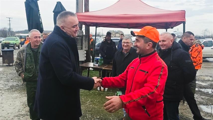 ДЕРВЕНТА, 25. ЈАНУАРА /СРНА/ - У Дервенти је данас одстријељено више од 40 шакала и других предатора у ловачкој хајци којој је присуствовао и предсједник Владе Републике Српске Саво Минић.