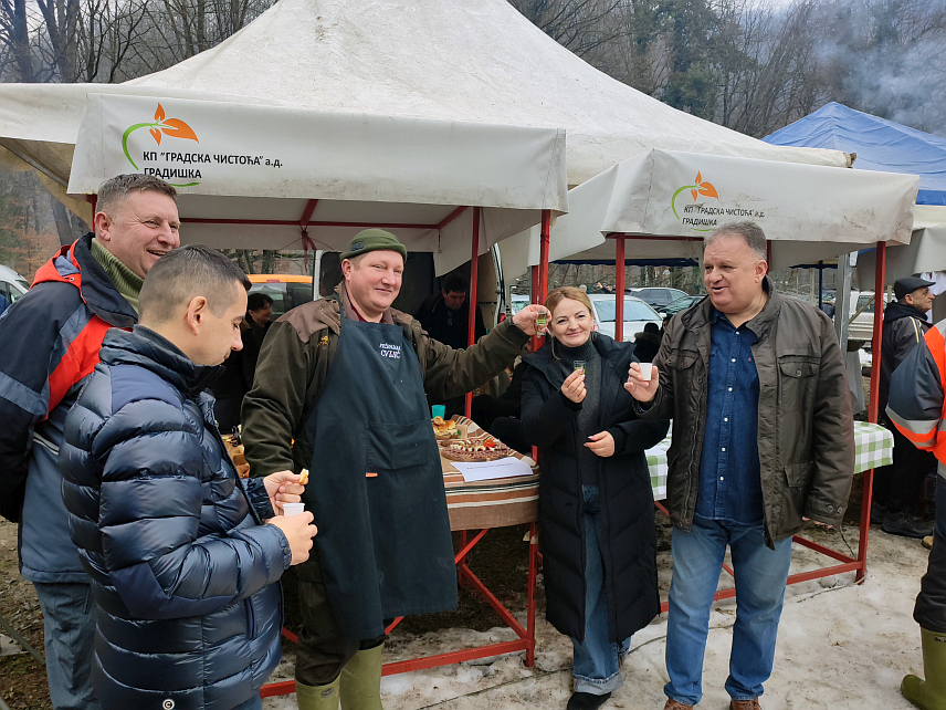 ГРАДИШКА, 25. ЈАНУАРА /СРНА/ - Град Градишка преговора са Владом Републике Српске о томе да локација уз магистрални пут према Мраковици на којој се одржава манифестација "Зима у Подградцима" буде уступљена граду, који би ту изградио туристички комплекс, рекао је градоначелник Зоран Аџић.