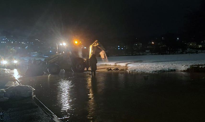 ИСТОЧНО САРАЈЕВО, 25. ЈАНУАРА /СРНА/ - Нагло топљење снијега и јака киша узроковали су појаву бујичних вода у дијеловима општине Источна Илиџа, а вода је продрла у подруме појединих објеката.