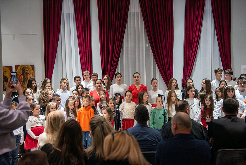 МОСТАР, 25. ЈАНУАРА /СРНА/ - У Владичанском двору у Мостару вечерас је одржана традиционална Светосавска академија, посвећена првом српском архиепископу, светитељу и просветитељу, утемељивачу српске Цркве, школе и државе – Светом Сави.