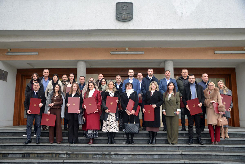 ПРИЈЕДОР, 26. ЈАНУАРА /СРНА/ - Градоначелник Приједора Слободан Јавор данас је на традиционалном пријему поводом Савиндана уручио захвалнице руководиоцима образовних установа и захвалио свим просвјетним радницима за уложени труд и одговорност.