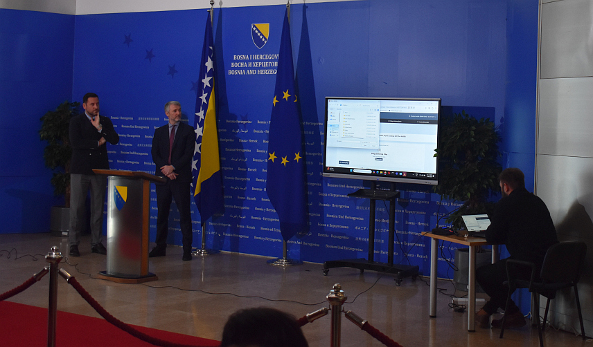 САРАЈЕВО, 26. ЈАНУАРА /СРНА/ - Министар комуникација и транспорта у Савјету министра Един Форто и директор Агенције за идентификационе документе, евиденцију и размјену података БиХ /ИДДЕЕА/ Алмир Бадњевић представили су данас у Сарајеву платформу за привреду, која представља значајан искорак у процесу дигиталне трансформације јавне управе у БиХ и унапређује ефикасност, безбједност и транспарентност комуникације јавног и приватног сектора.